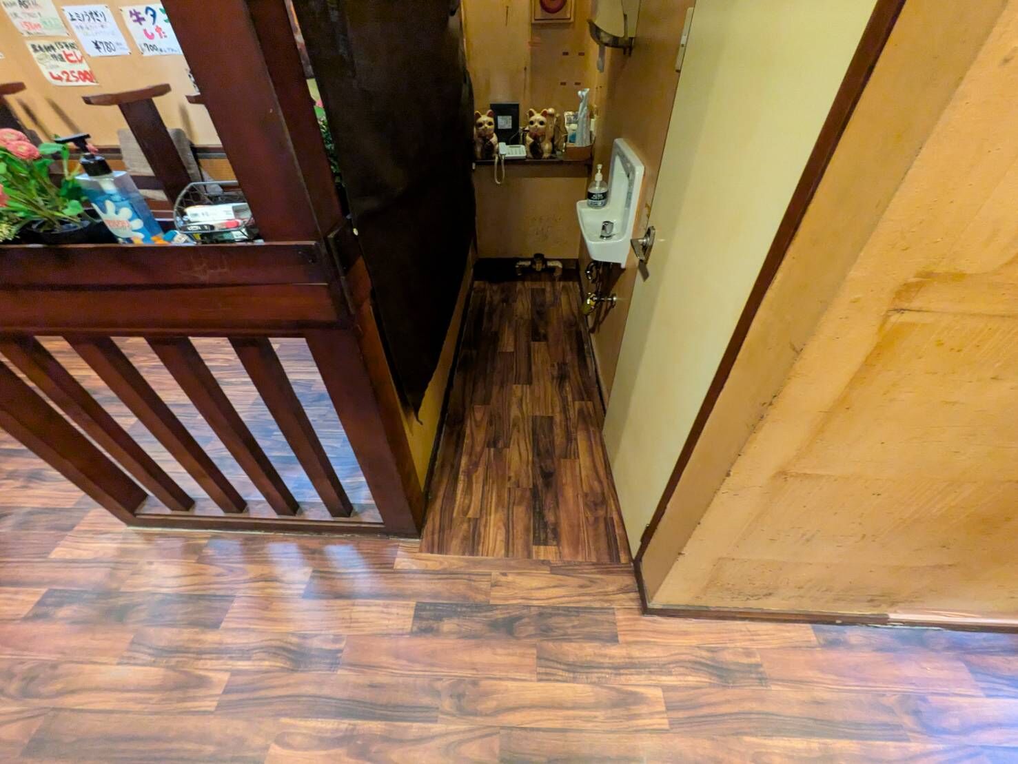 名古屋市中川区の焼肉店にて店舗フローリング張り替え工事が完了しました