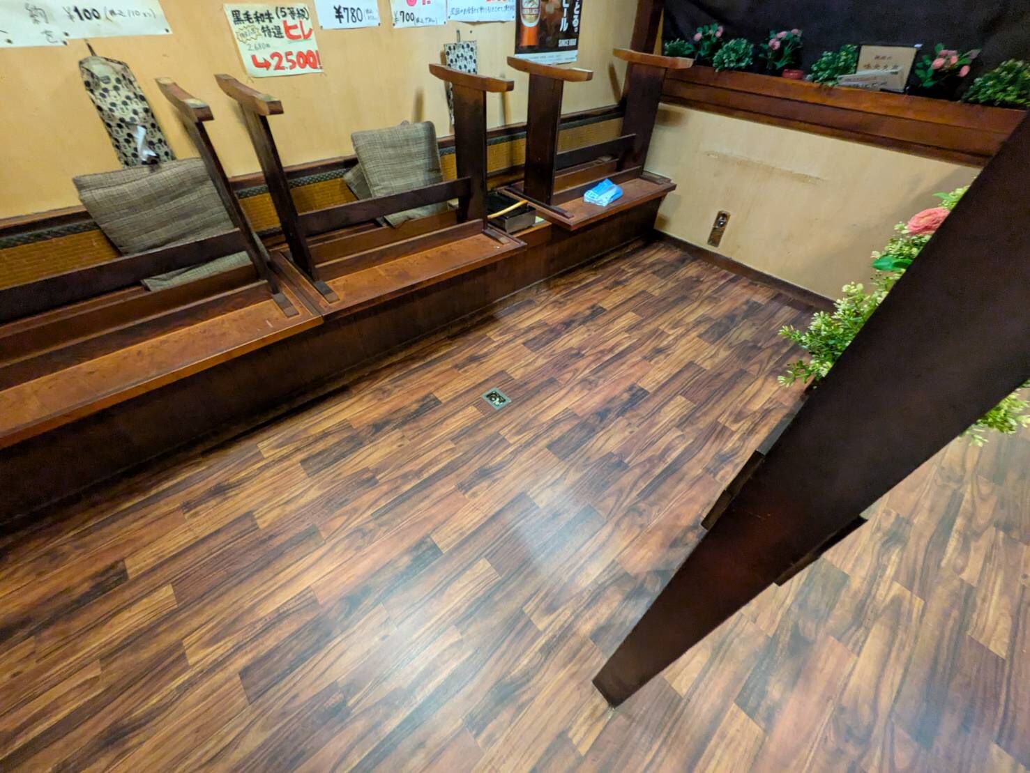 名古屋市中川区の焼肉店にて店舗フローリング張り替え工事が完了しました